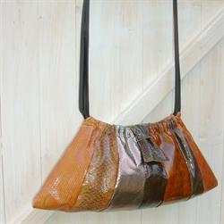 slangeskindstaske i brune nuancer